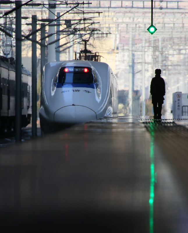 12月27日，一列動(dòng)車組駛出山東煙臺(tái)火車站。